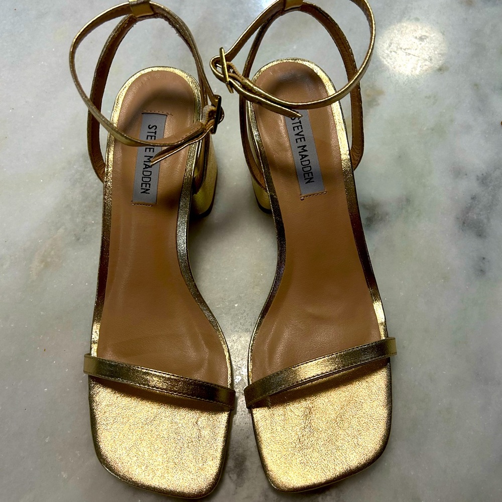 Steve Madden Audrina  sandals new size 8.5 gold